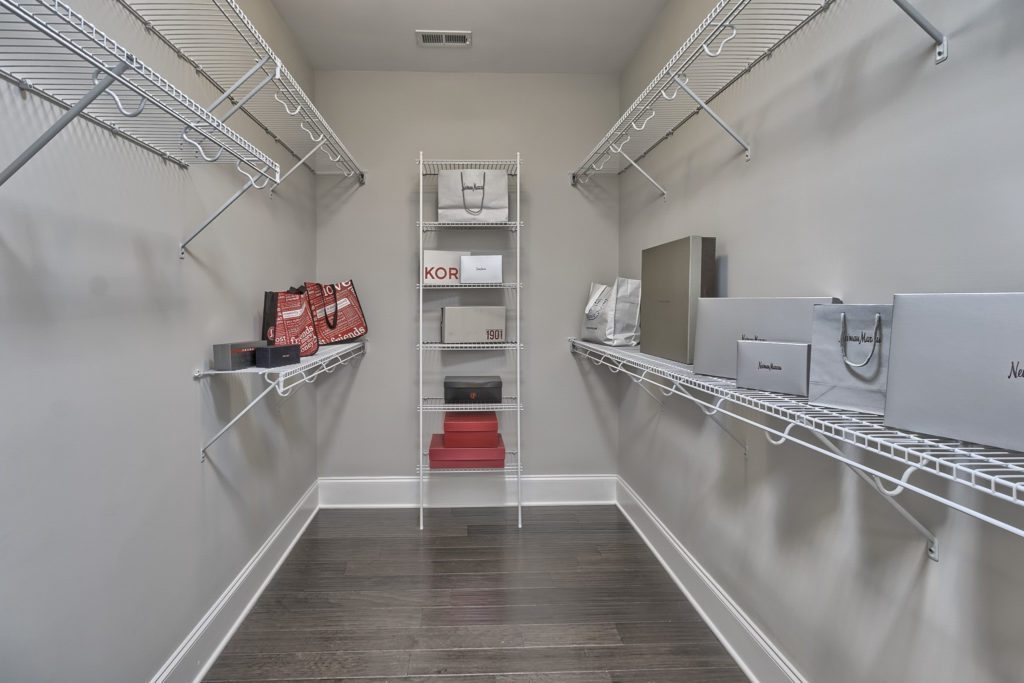 Epcon_Interior_ClubRidge Spiazza Master Closet